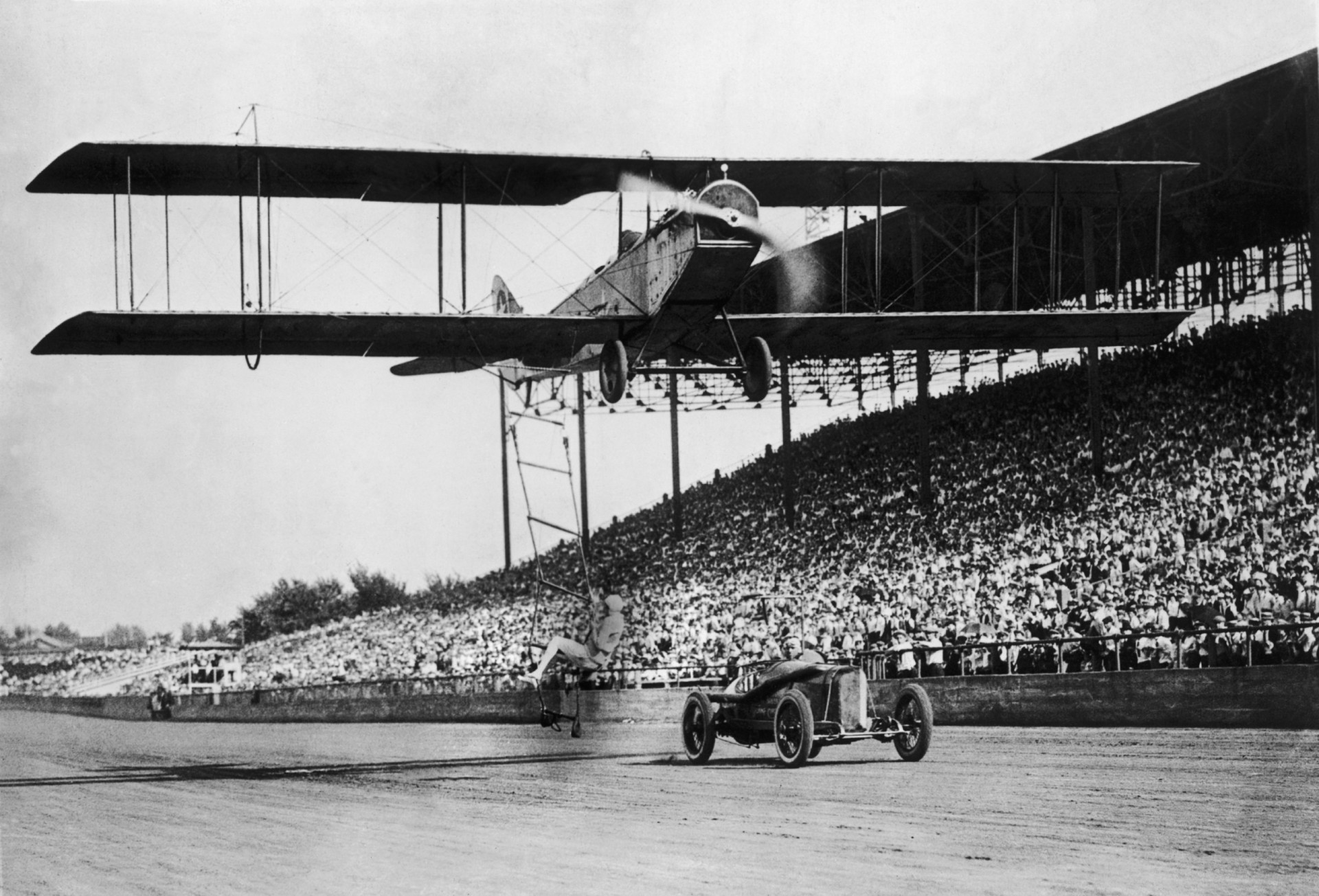 The brave pioneers of wing walking