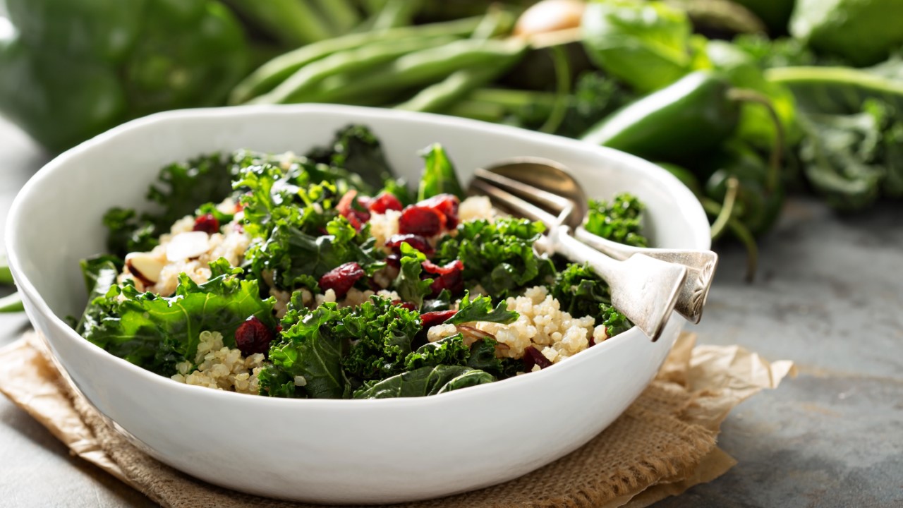 <p>Dark, leafy, green vegetables like spinach, kale, collard greens, and Swiss chard are high in fiber and contain vitamin C, zinc, folate, calcium, and magnesium.</p><p>Nutritionists suggest these greens can help reduce the risk of type 2 diabetes and heart disease because they contain high levels of carotenoids (anti-inflammatory compounds).</p>