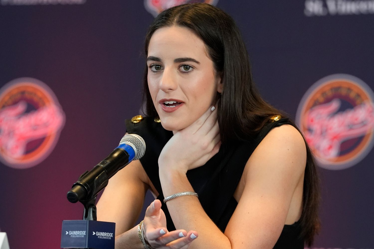 reporter apologizes to caitlin clark after uncomfortable exchange during her first wnba press conference