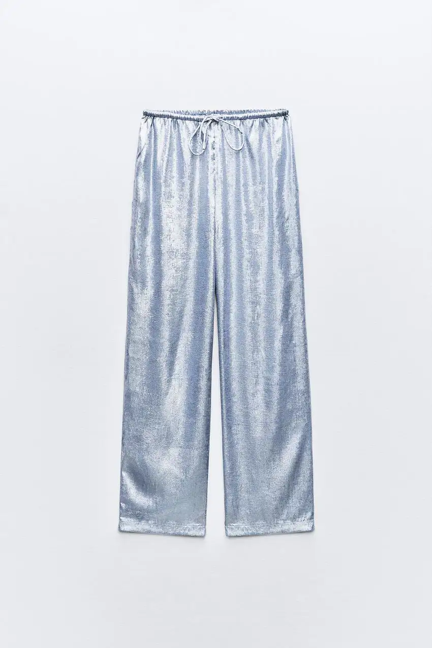 3 pantalones fluidos elegantes de zara que tienes que comprar sí o sí a los 60+ si odias los pitillos