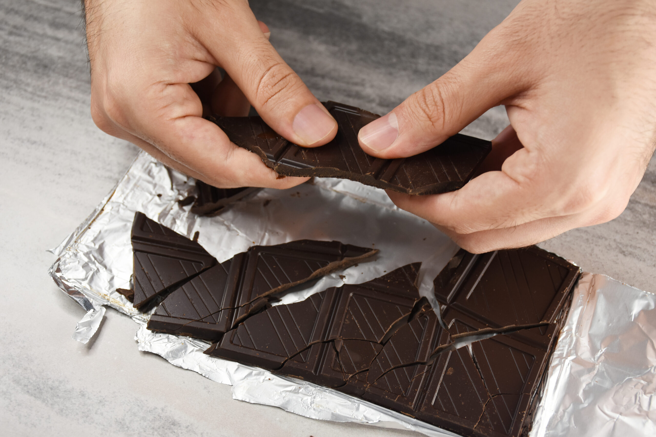 é verdade que chocolate dá espinha? veja o que diz a ciência