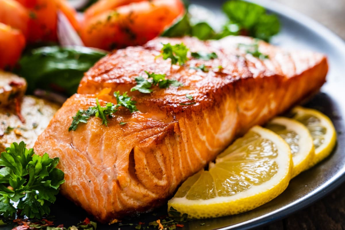 beneficios del salmón, desde bajar de peso hasta para la salud cerebral