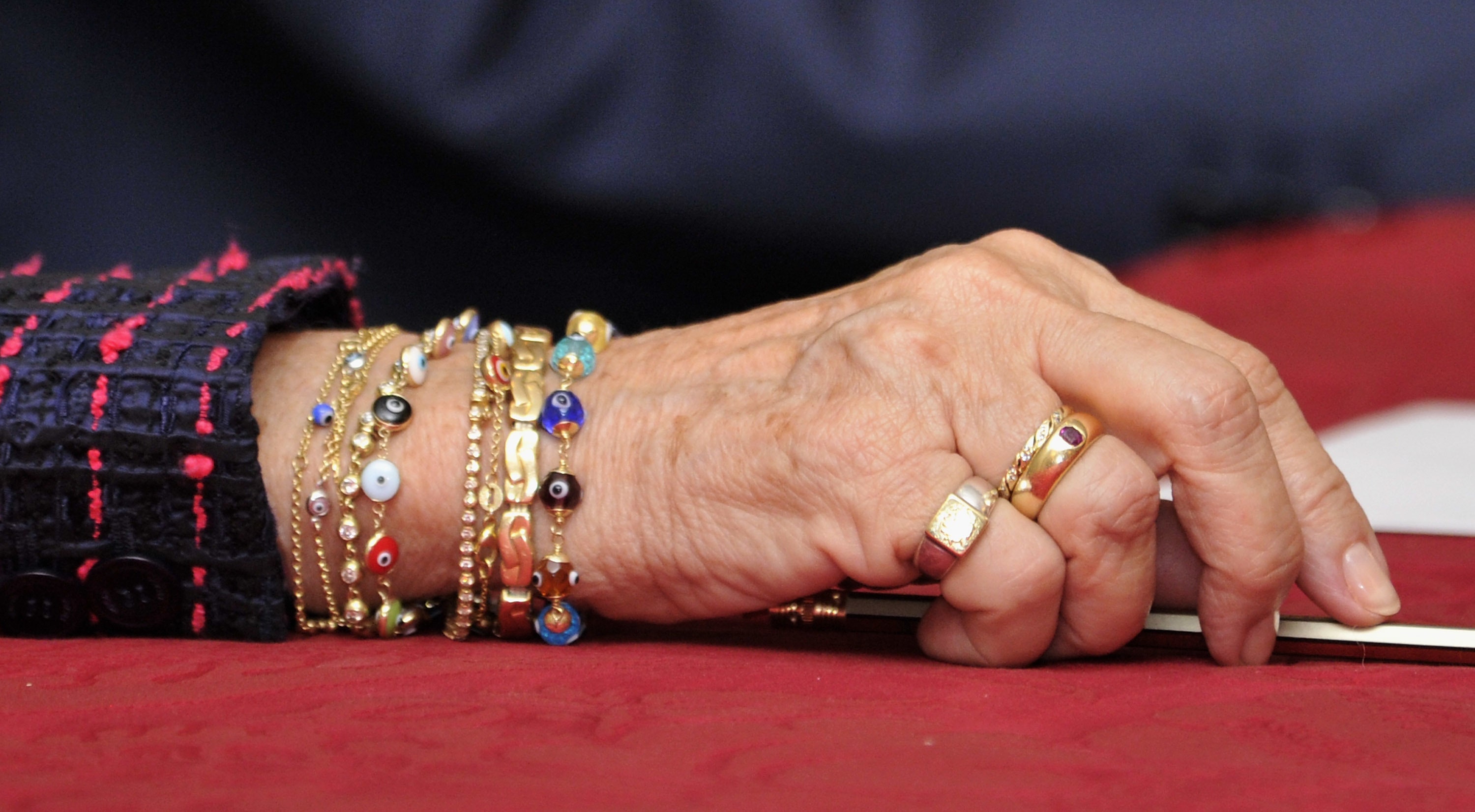 la pulsera de hilo que máxima de holanda combina con sus brazaletes de diamantes (y que la reina sofía también tiene)