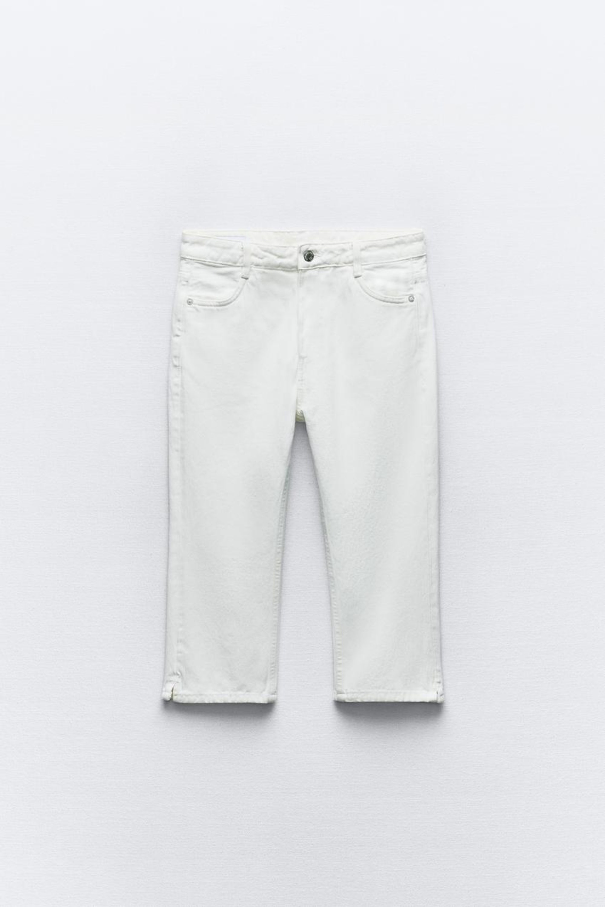 jeans capri con sandalias planas y sandalias de tacón: el estilo ideal en abril 2024
