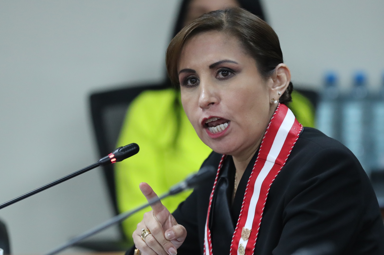 la suspendida fiscal general de perú afirma que se busca destituirla por motivos políticos