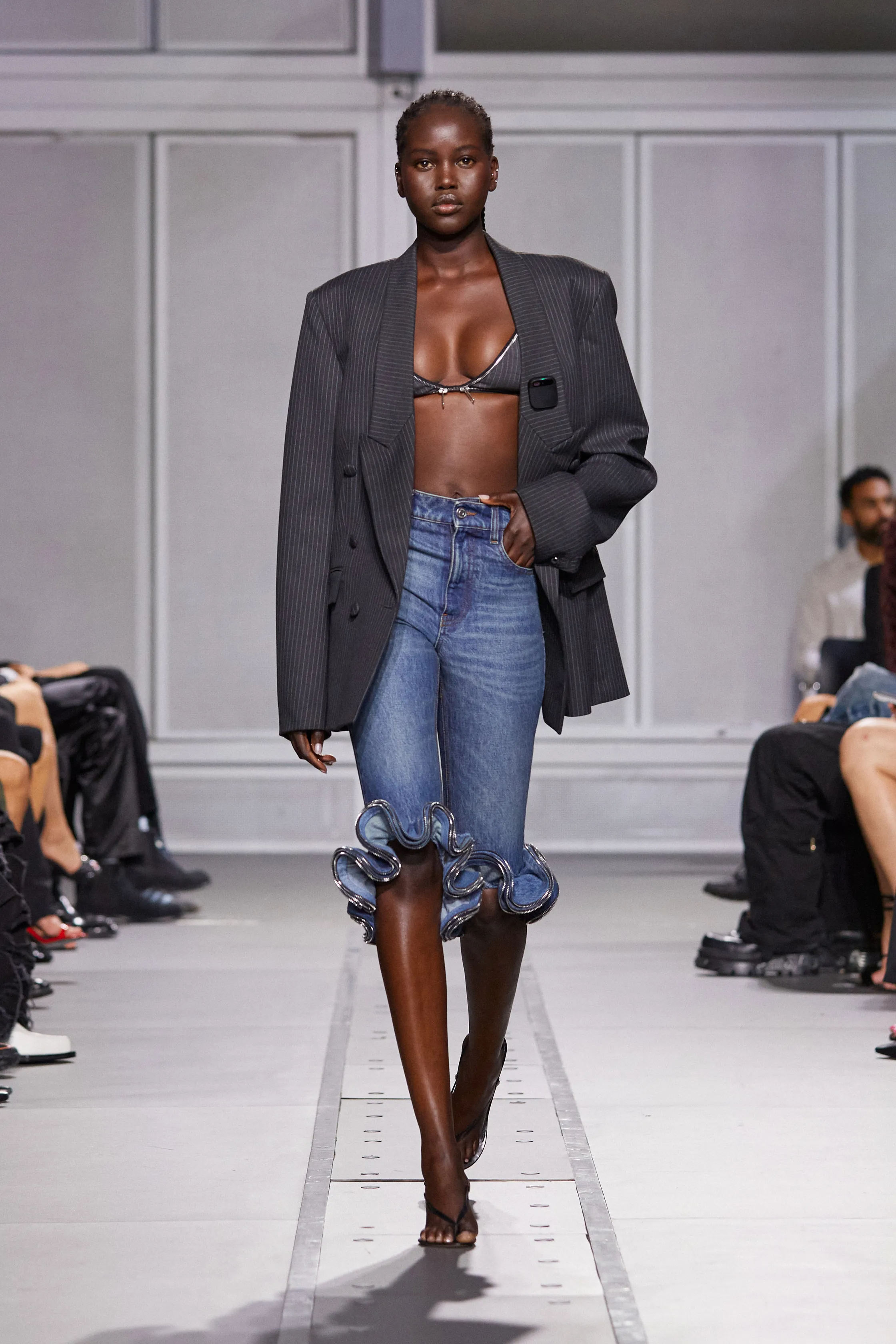 jeans capri con sandalias planas y sandalias de tacón: el estilo ideal en abril 2024