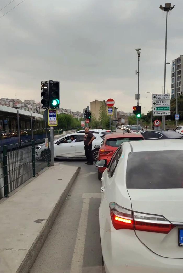 alibeyköy'de tramvay arızası trafiği felç etti