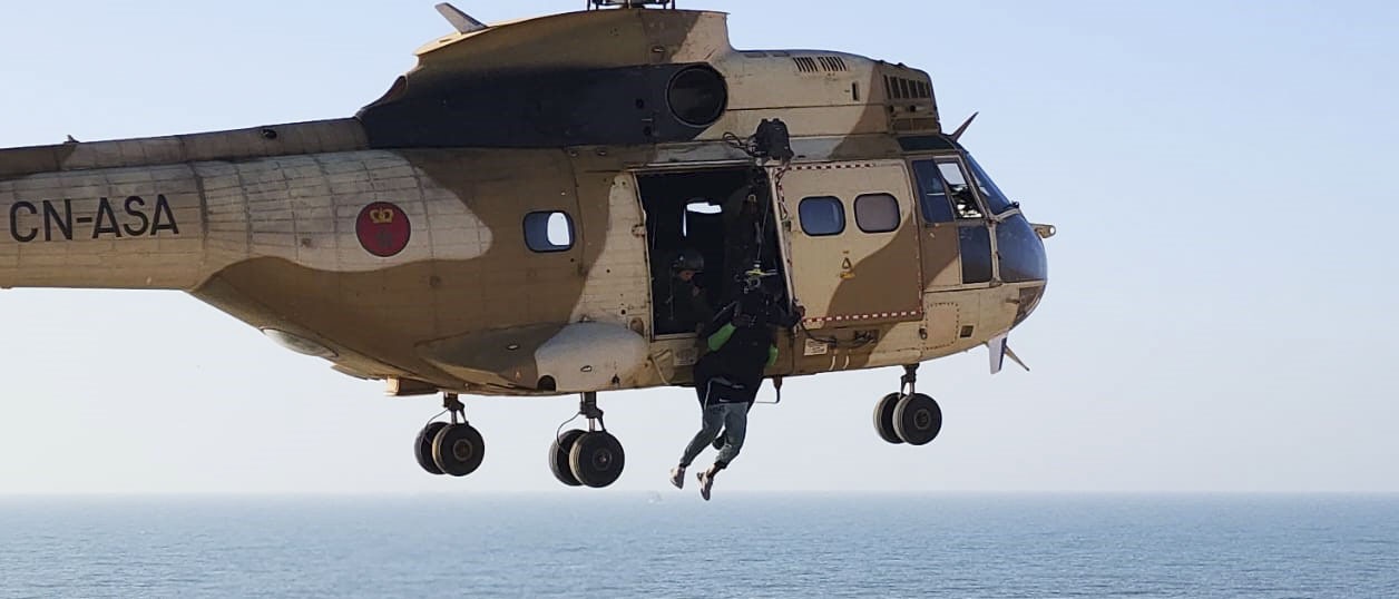el ejército marroquí rescata con helicóptero a 12 emigrantes atrapados en un acantilado