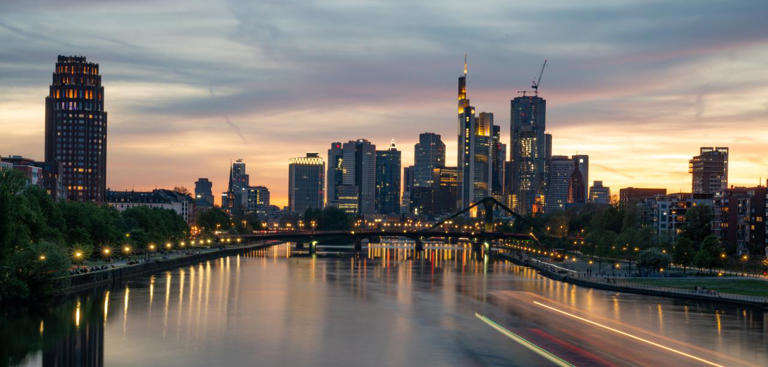 Skyline von Frankfurt: Die EU hofft, dass Sparer künftig vermehrt in europäische Firmen investieren picture alliance/dpa/Boris Roessler