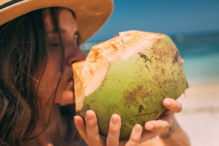 10 manfaat minum air kelapa murni tanpa gula, tak hanya turunkan gula darah