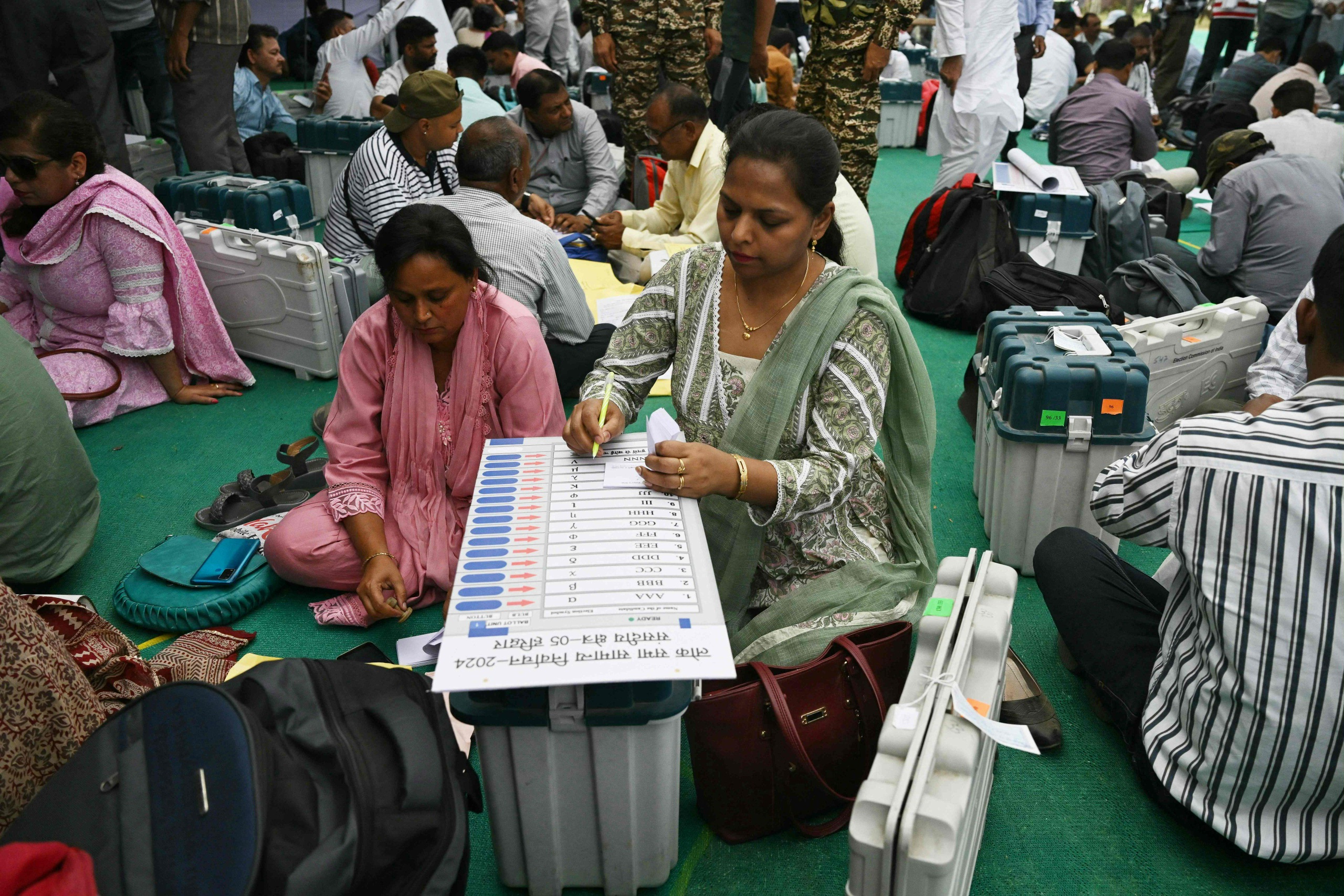 intiassa alkaa valtava vaaliponnistus – kuusi viikkoa, miljoonittain työntekijöitä ja lähes miljardi äänioikeutettua