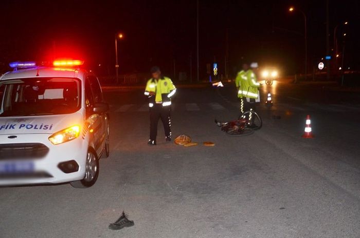 otomobilin çarptığı bisikletli öldü, ekmekleri yola savruldu