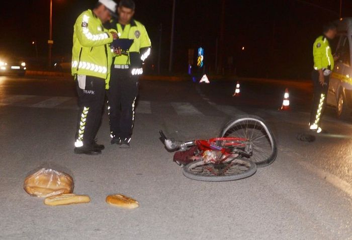 otomobilin çarptığı bisikletli öldü, ekmekleri yola savruldu