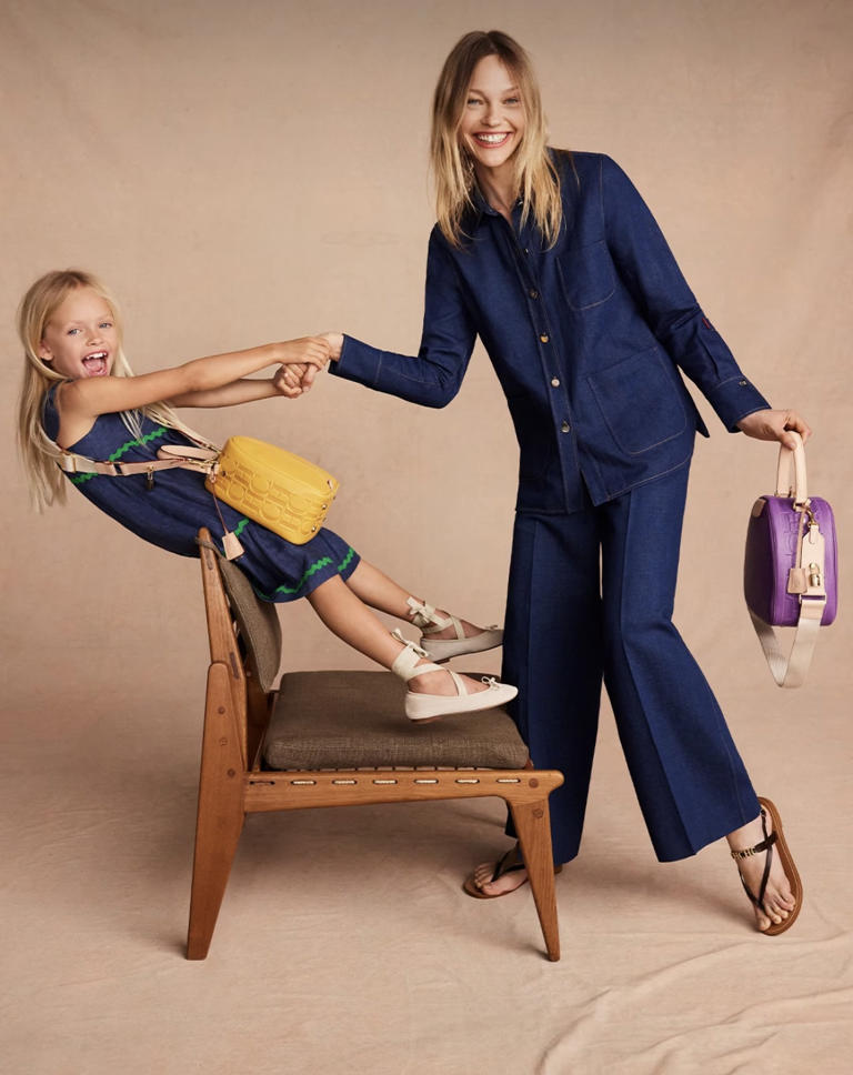 mama e hija con looks azules y bolsa amarilla con morado 