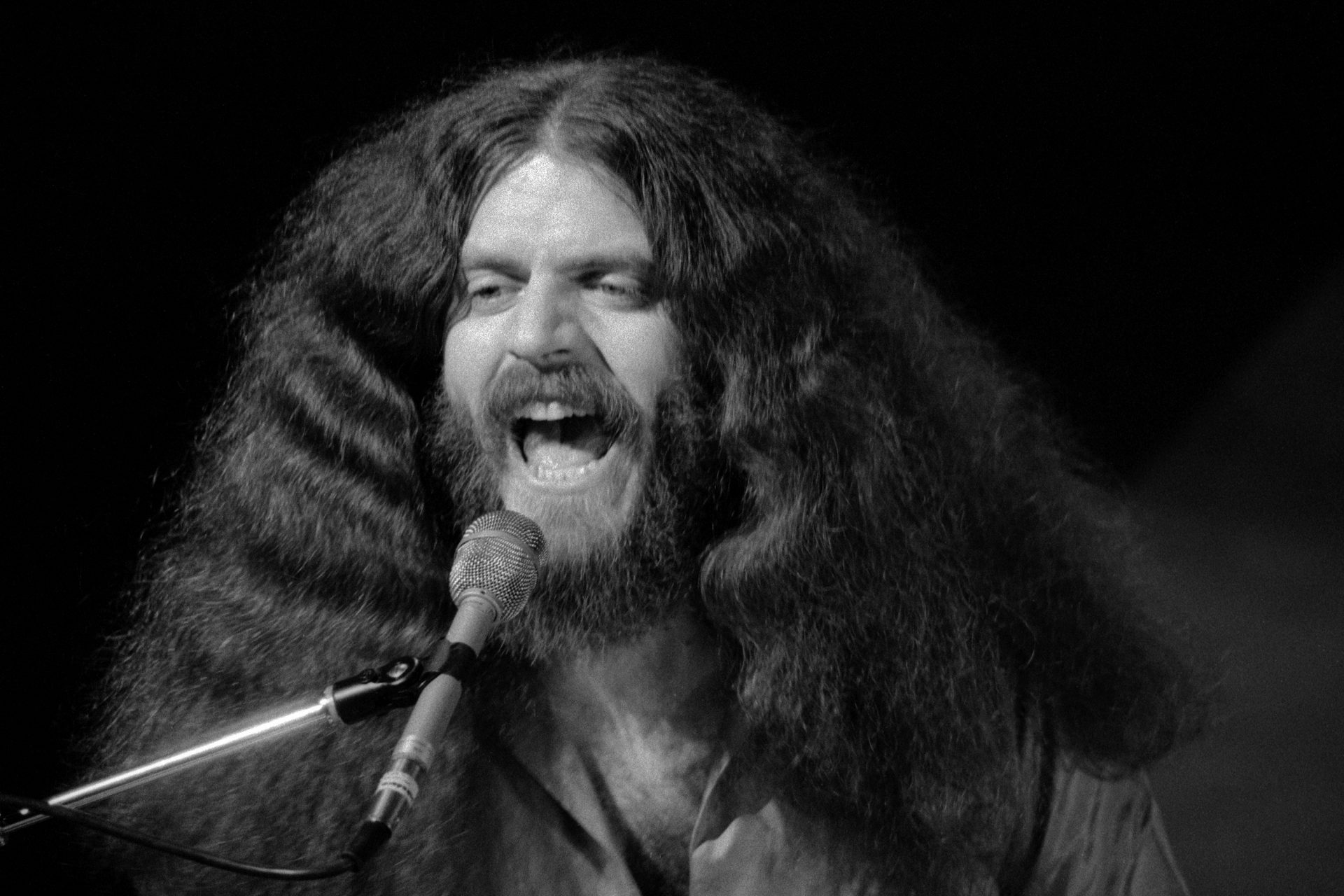 <p>In the 70s, the band's founding members gathered in a garage and played under the name 'White Clover.' Later, they changed it to 'Kansas,' referring to the state they lived in and its rich history.</p> <p>In the image, singer Robby Steinhardt, co-founder of the band in 1973.</p>