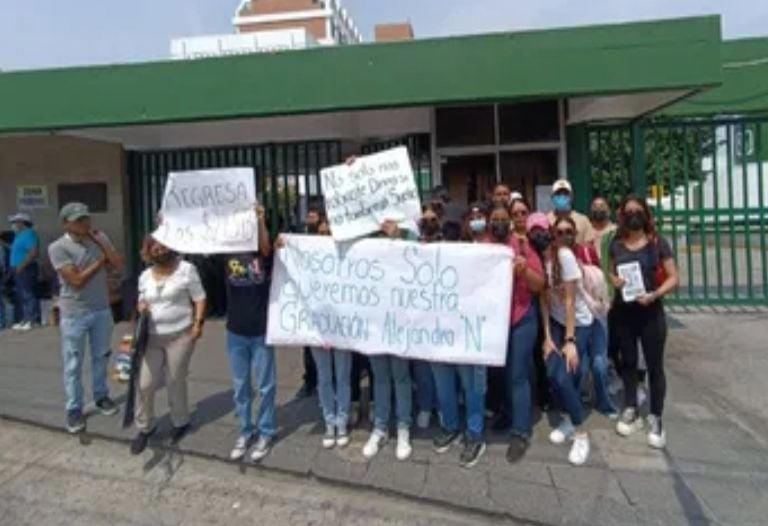 Los jóvenes se manifestaron en la puerta del lugar para exigir les devuelvan el dinero Créditos: X