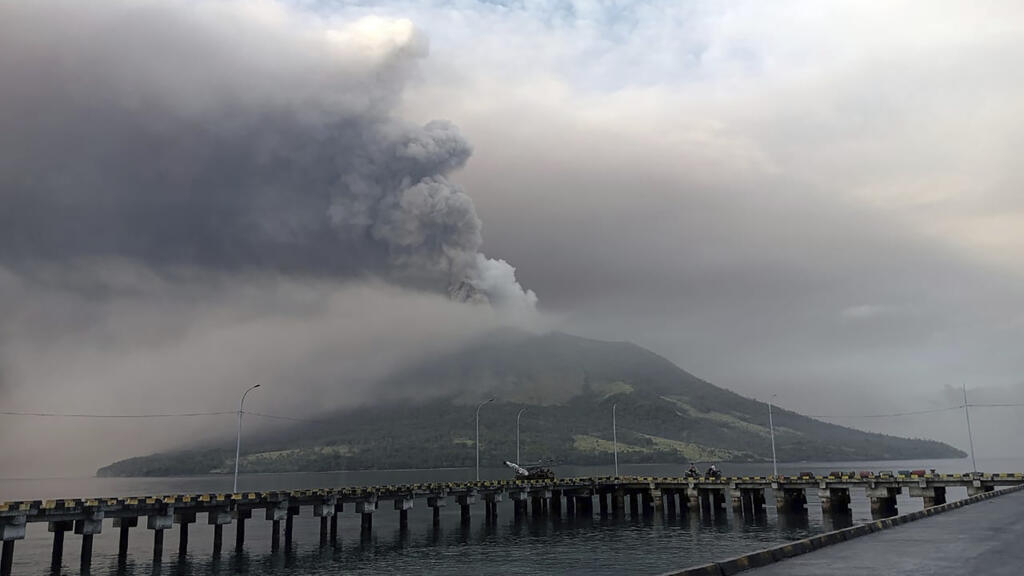 thousands evacuated, tsunami warning after indonesia volcano erupts