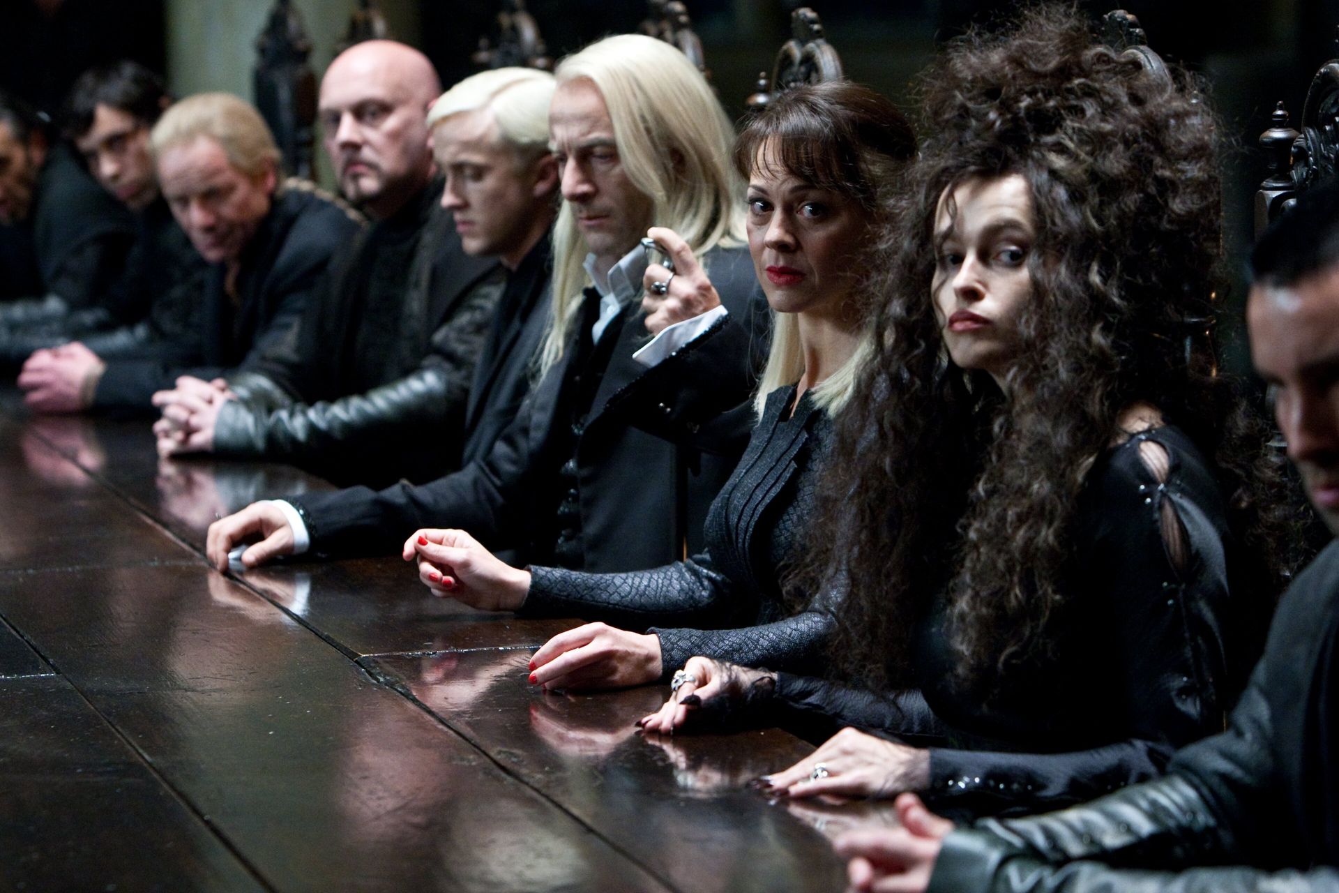 <p>Dass sie die Rolle der Bellatrix Lestrange nur bekam, weil die eigentlich gecastete Helen McCrory schwanger wurde, ist für Harry-Potter-Fans kaum noch vorstellbar: Als Voldemorts rechte Hand war Helena Bonham Carter (rechts) eine echte Sensation. </p>