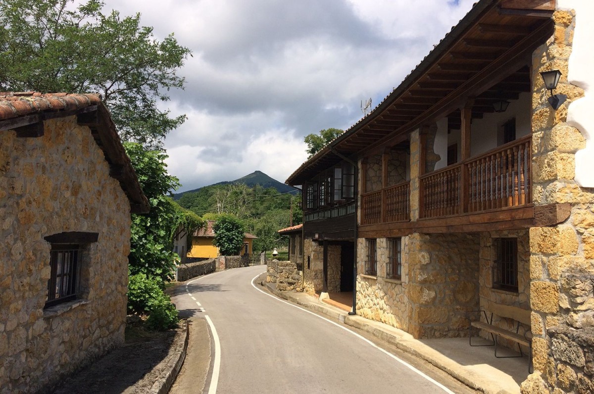 este pueblo de asturias con vistas a los picos de europa se vende casi 200.000 euros más barato