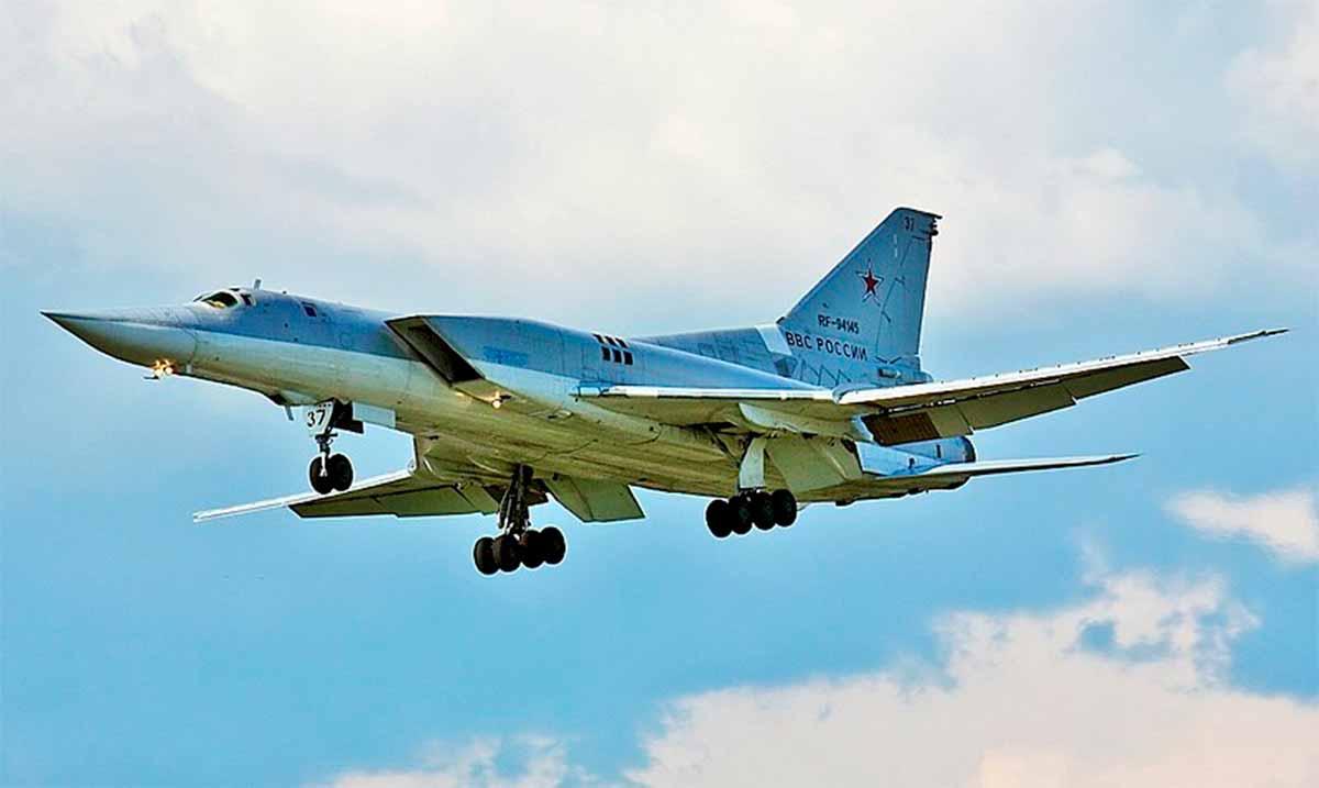 vídeo mostra a queda de bombareiro russo tu-22m3 no sudoeste da rússia