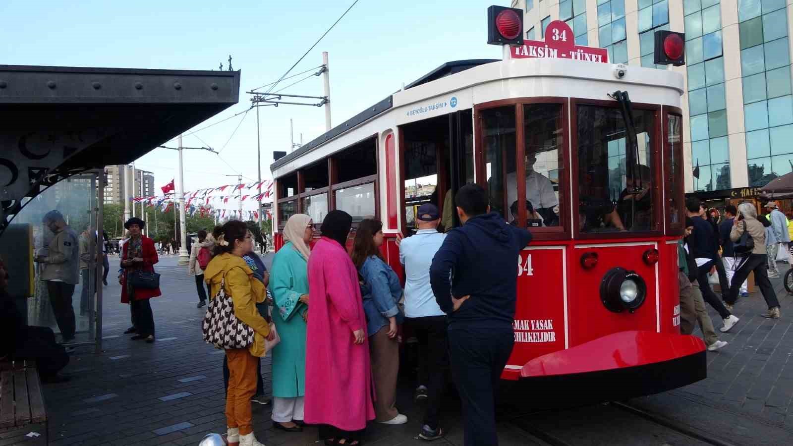 taksim’de test sürüşüne çıkan akülü nostaljik tramvaya vatandaşlar yoğun ilgi gösterdi