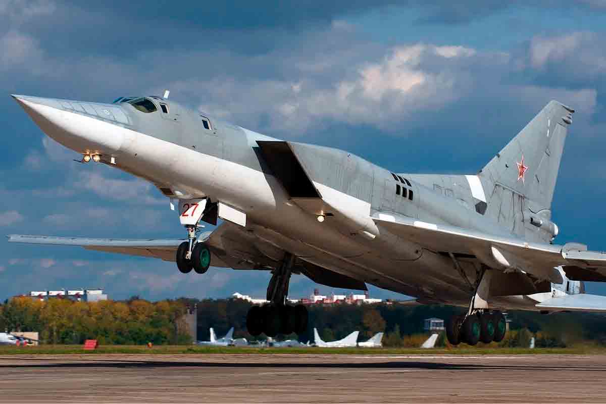vídeo mostra a queda de bombareiro russo tu-22m3 no sudoeste da rússia