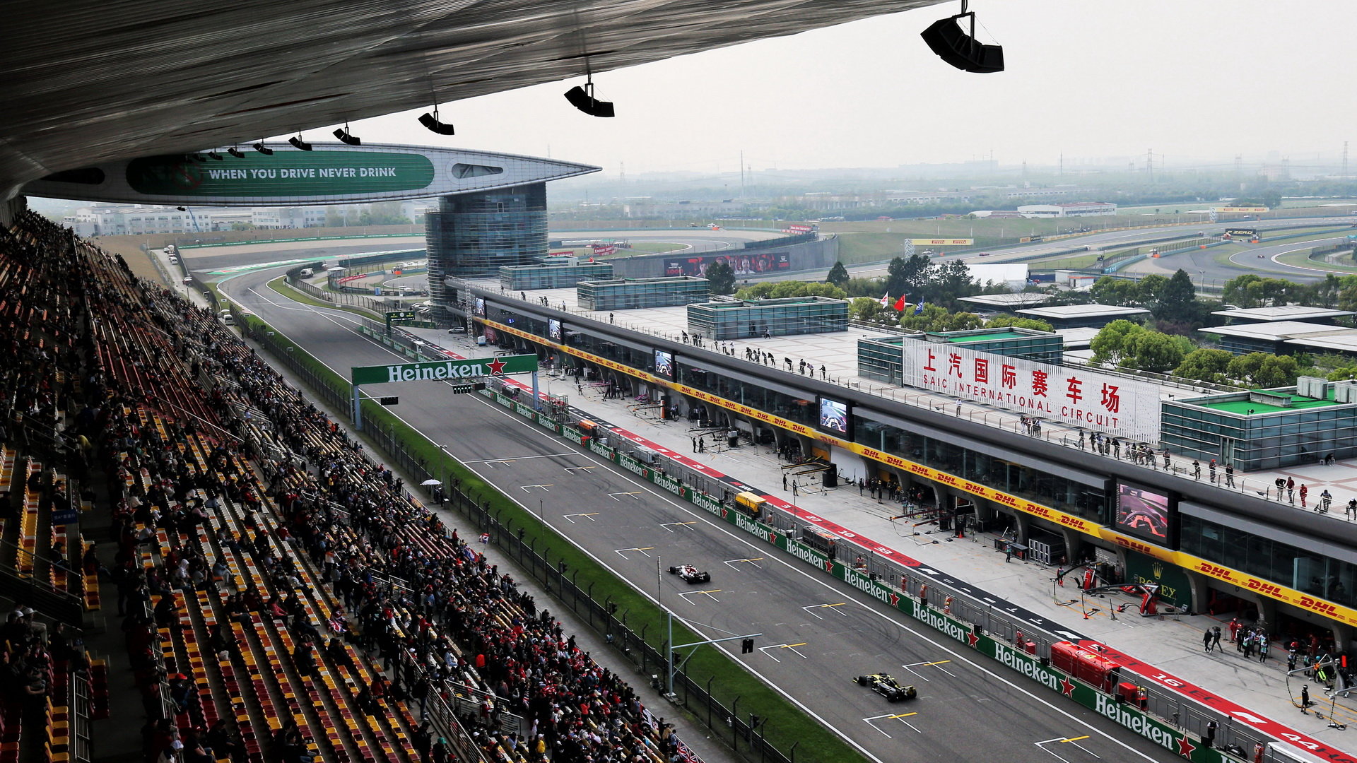 grafika: startovní rošt sprintu v číně - mclaren s mercedesem z 1. řady
