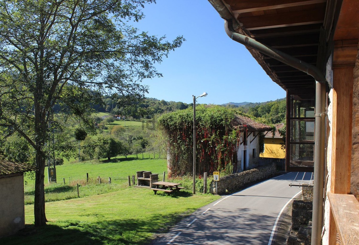 este pueblo de asturias con vistas a los picos de europa se vende casi 200.000 euros más barato