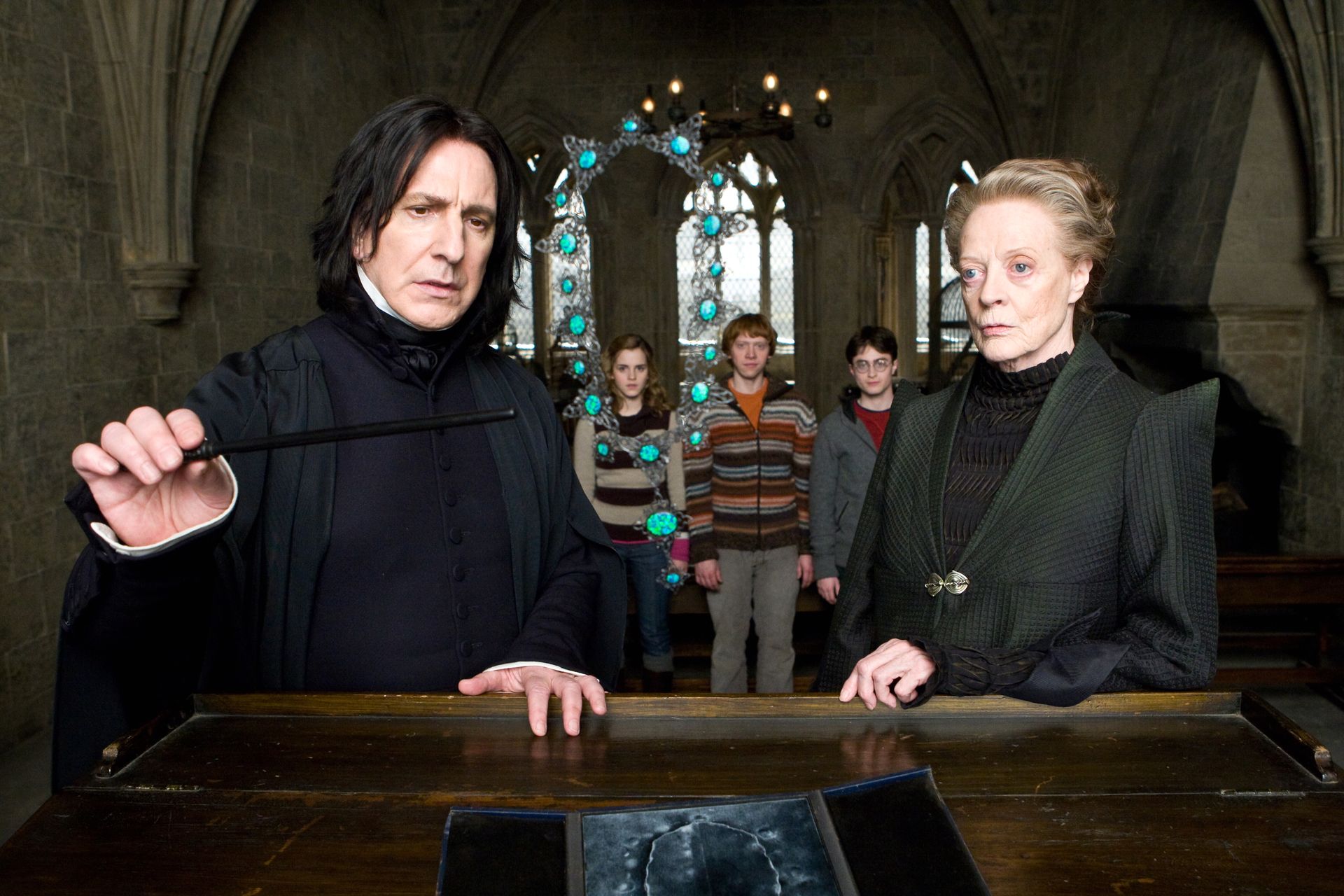 <p>Sie beide waren Lehrer in Hogwarts, streng mit ihren Schülern - und auf sehr, sehr unterschiedliche Weise Harry Potters Verbündete im Kampf gegen Lord Voldemort: die Professoren Minerva McGonagall und Severus Snape.</p>