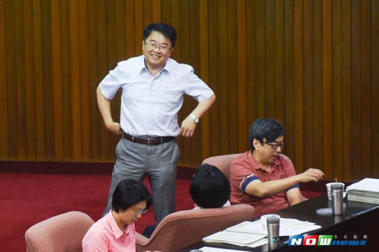 民進黨立委吳秉叡今在表決時不小心投錯票。（圖／資料照片）