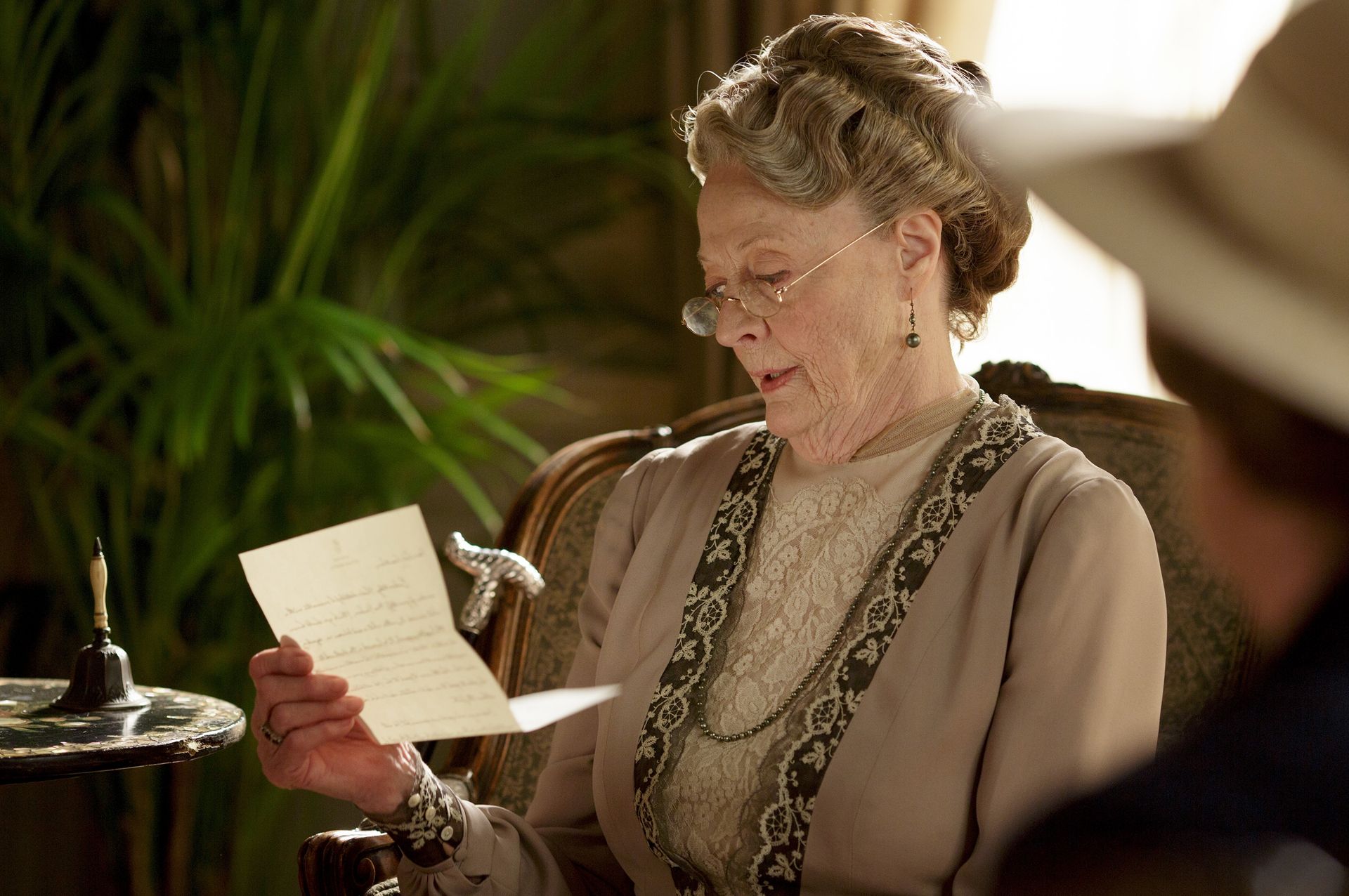 <p>Die britische Schauspielinstanz Maggie Smith alias Professor Minerva McGonagall konnte den Krebs 2009 zum Glück besiegen und steht auch mit 89 Jahren noch vor der Kamera - zuletzt für den zweiten Kinofilm zur Erfolgsserie "Downton Abbey", in dem die Oscarpreisträgerin wieder die scharfzüngige Violet Crawley spielt.</p>