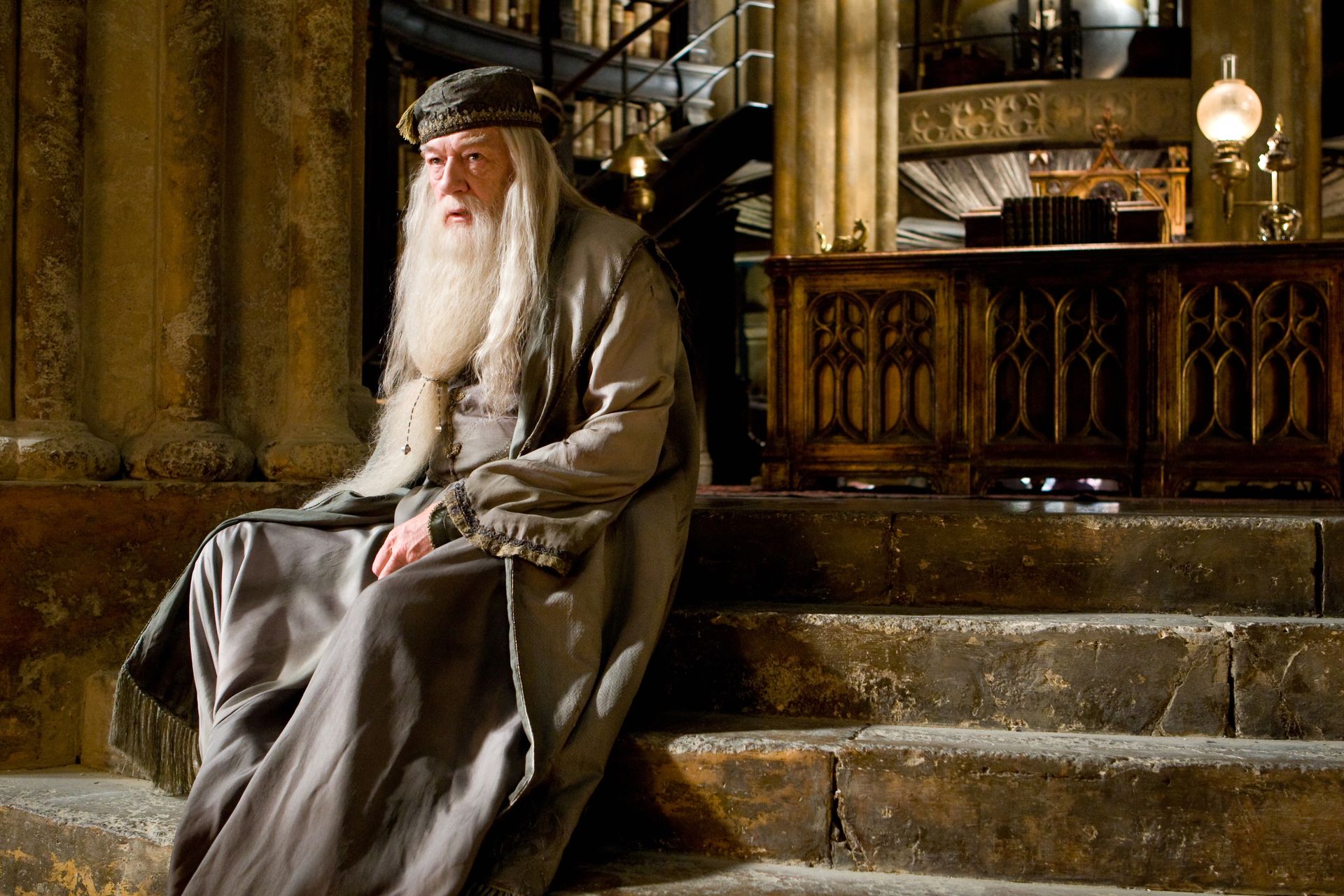 <p>Richard Harris spielte in den ersten beiden Filmen die Rolle des Albus Dumbledore, nach seinem Tod gab Michael Gambon (Bild) in "Harry Potter und der Gefangene von Askaban" seinen Einstand als Schulleiter von Higwarts. Es sollte nicht Gambons einzige Rolle in einer J.K.Rowling-Verfilmung bleiben: Er wirkte auch an der Miniserie "Ein plötzlicher Todesfall" mit.</p>