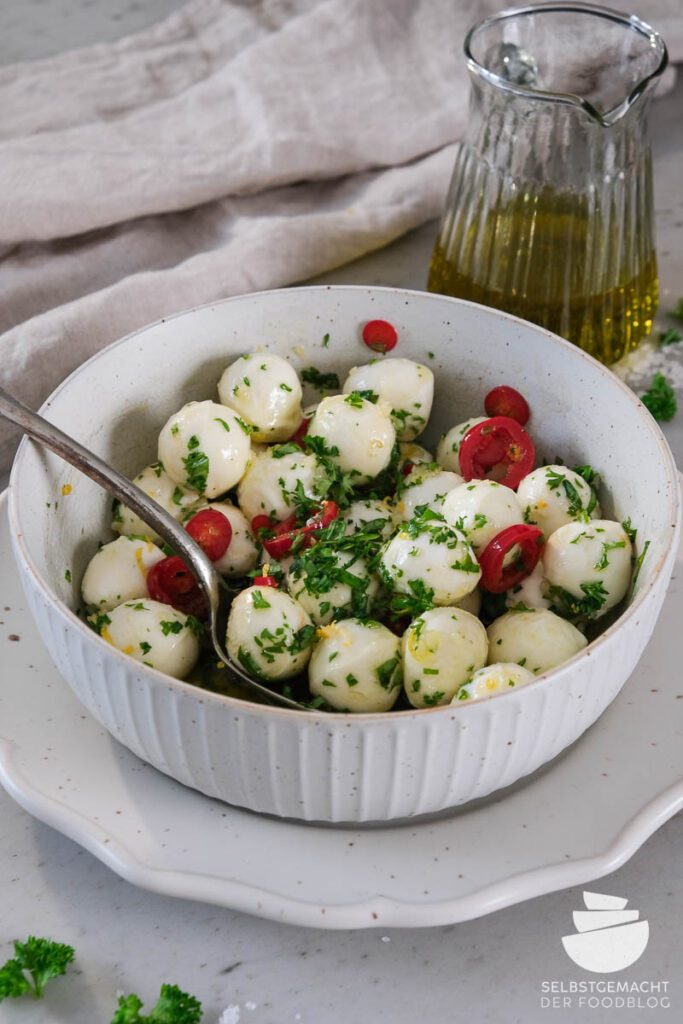 Marinierter Mozzarella in 5 Minuten (Mozzarella in Öl einlegen)