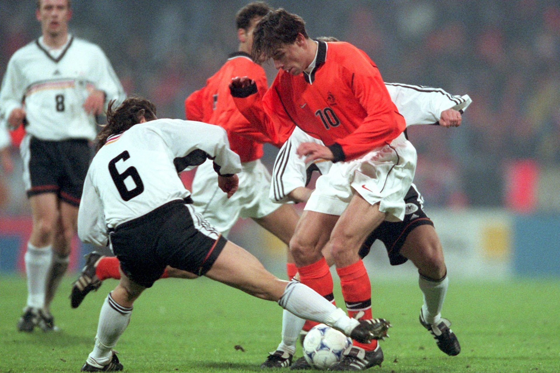 <p>Dopo la stagione 1996-97, il giovane attaccante olandese viene trasferito all'Heerenveen per una somma di 1,58 milioni di euro, stando ai dati di Transfermarkt. Ma non resterà a lungo nel club, perché le sue ottime prestazioni suscitano l'interesse delle grandi squadre europee.</p>