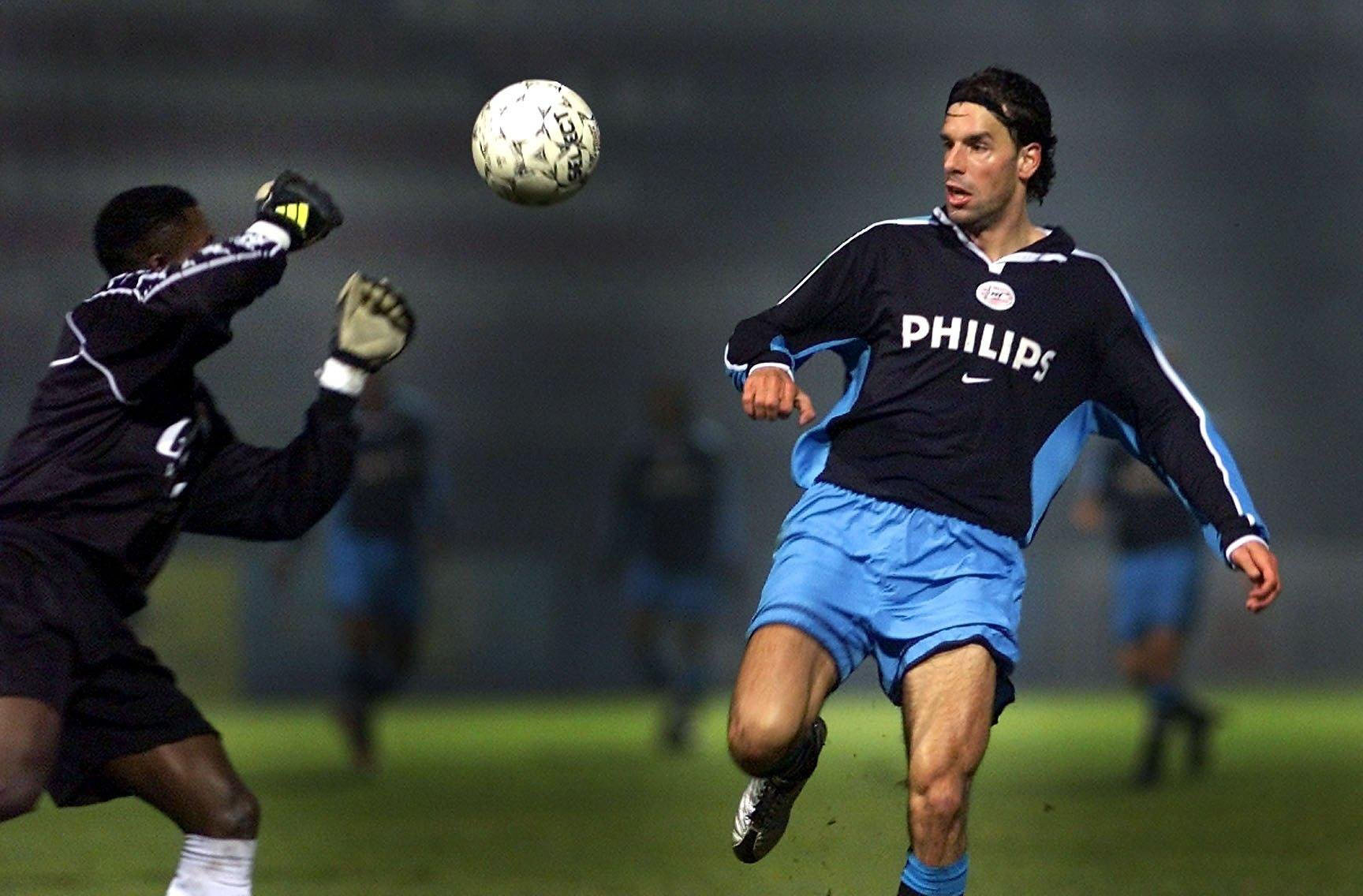 <p>Dopo aver segnato 31 gol in 34 partite, è diventato il capocannoniere stagionale della Eredivisie. Van Nistelrooy è stato autore di una serie di gol importanti per il PSV Eindhoven in Champions League, dimostrando di essere un giocatore fondamentale della squadra.</p>