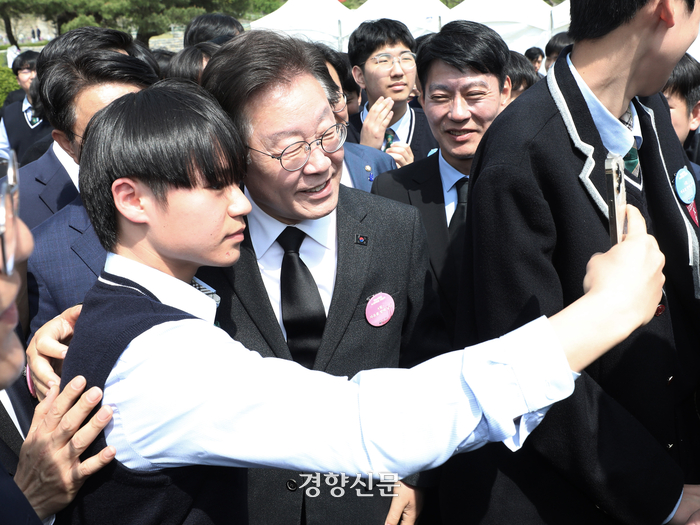 조국혁신당 “윤 대통령, 4·19 도둑 참배” 비판···이재명·조국은 기념식 참석