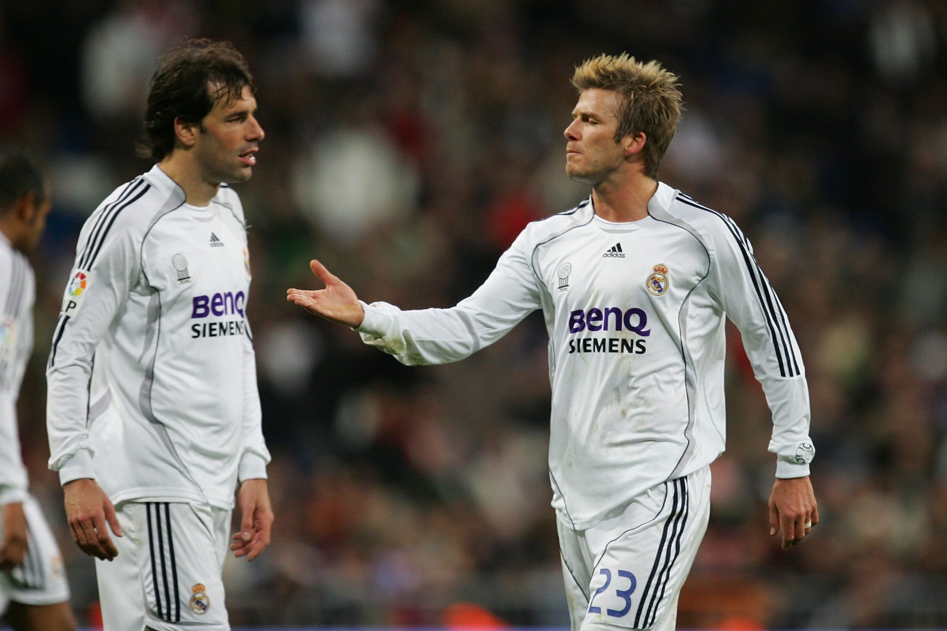 <p>Il Real Madrid bussa alla sua porta nel 2006 e riesce ad assicurarsi un trasferimento di 15 milioni di euro, in base ai dati di Transfermarkt. Al Santiago Bernabeu viene accolto a braccia aperte e i gol non tardano ad arrivare. Alla sua seconda partita di campionato nella Liga, Van Nistelrooy segna una tripletta.</p>