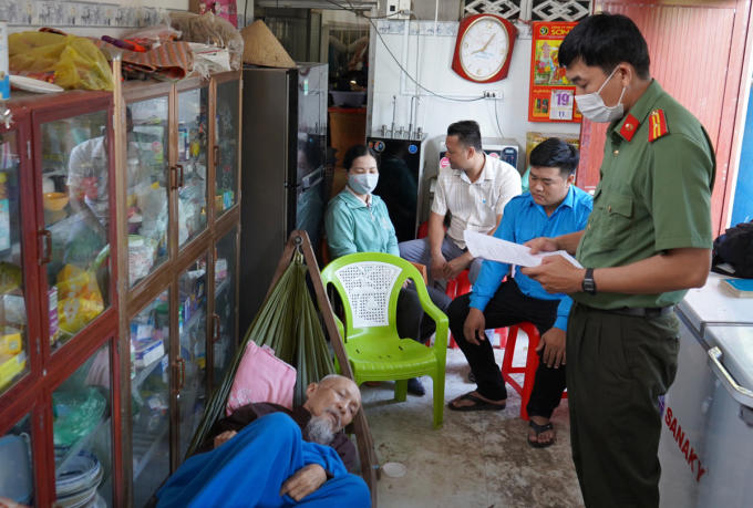 Cơ quan An ninh điều tra đọc lệnh khởi tố vụ án, bị can đối với ông Vân. Ảnh: Công an Long An