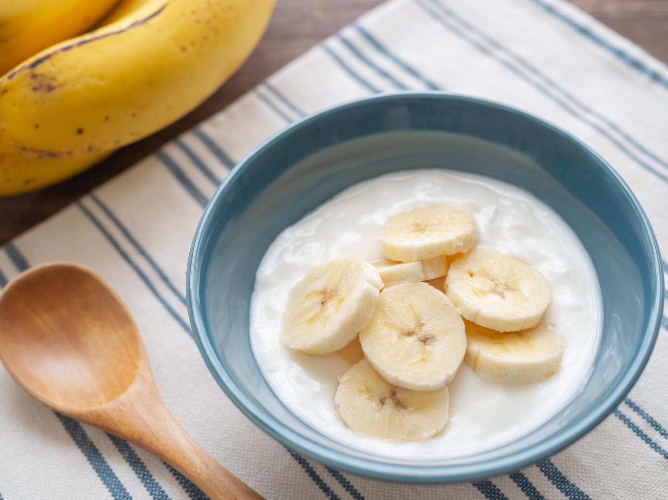 voici les 5 aliments à associer à la banane au petit déjeuner pour bénéficier de ses bienfaits
