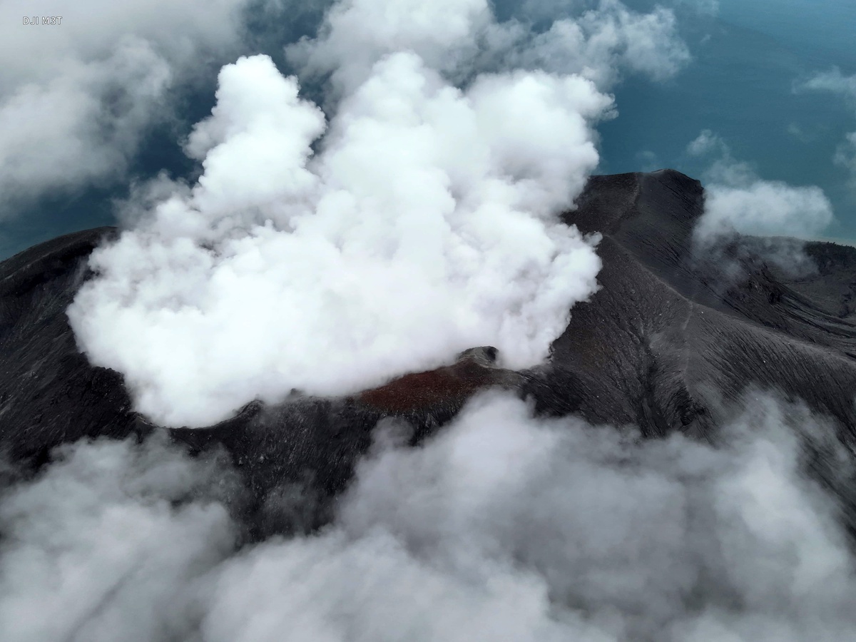 El volcán indonesio Ruang, al norte de la isla de Célebes, en la región central del país, continúa este viernes en alerta máxima y el humo sigue dificultando el tráfico aéreo en la zona, aunque sin nuevas erupciones mayores desde las producidas en los últimos días y con unos 1.600 evacuados hasta ahora. EFE/ Agencia Nacional de Búsqueda y Rescate (BASARNAS) / -SOLO USO EDITORIAL/SOLO DISPONIBLE PARA ILUSTRAR LA NOTICIA QUE ACOMPAÑA (CRÉDITO OBLIGATORIO)-