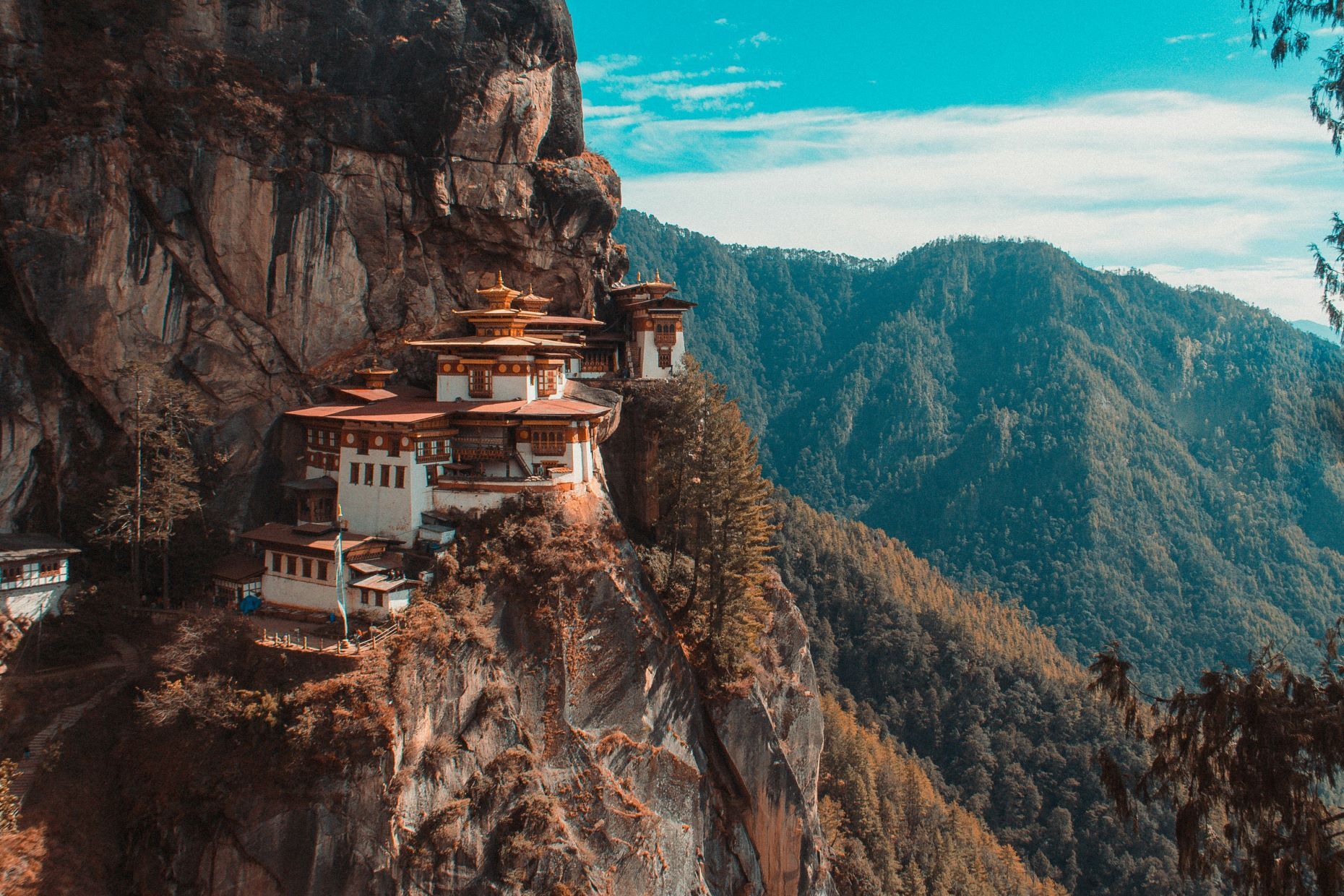 <p>Le mystérieux pays du <a href="https://www.voyageursdumonde.ca/voyage-sur-mesure/voyages/guide-voyage/bhoutan" class="CMY_Link CMY_Valid" rel="noreferrer noopener">Bhoutan</a> est un véritable joyau caché. Ce pays calme et d’une beauté saisissante est niché dans le centre-sud de l’Asie, dans le majestueux Himalaya. Il est difficile de croire qu’un pays aux paysages aussi époustouflants et uniques que le Bhoutan ne croule pas déjà sous les touristes. Le pays est connu pour son sens aigu de la communauté et sa longue et riche histoire, et les visiteurs peuvent s’attendre à être bien accueillis et vite immergés dans les traditions du pays. Attendez-vous à voir des villages agricoles pittoresques, des monastères bouddhistes et d’innombrables panoramas spectaculaires. </p>