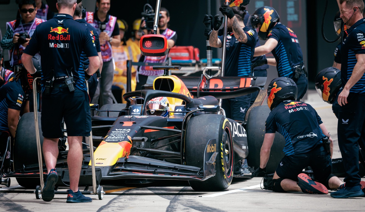 El piloto neerlandés Max Verstappen, de Red Bull Racing, durante la sesión de entrenamientos para el Gran Premio de China de Fórmula 1, en Shanghái, el 19 de abril de 2024. El Gran Premio de China de Fórmula 1 de 2024 se celebra en el Circuito Internacional de Shanghái el 21 de abril, tras un paréntesis de cinco años. EFE/ALEX PLAVEVSKI