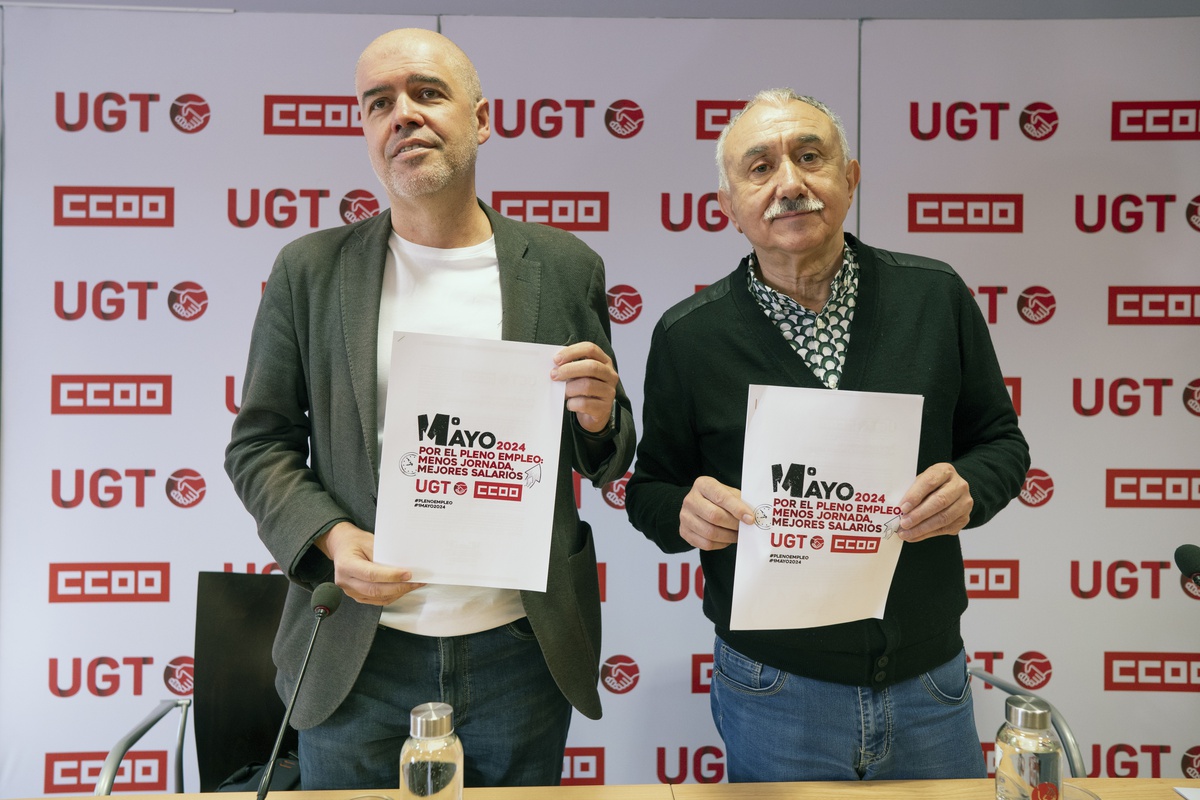 Los secretarios generales de CCOO y UGT, Unai Sordo (i) y Pepe Álvarez, respectivamente, presentan en rueda de prensa la jornada de movilizaciones del Primero de Mayo, que este año se celebra bajo el lema "Por el pleno empleo: reducir jornada, mejorar salarios" este viernes en Madrid. EFE/ Fernando Villar