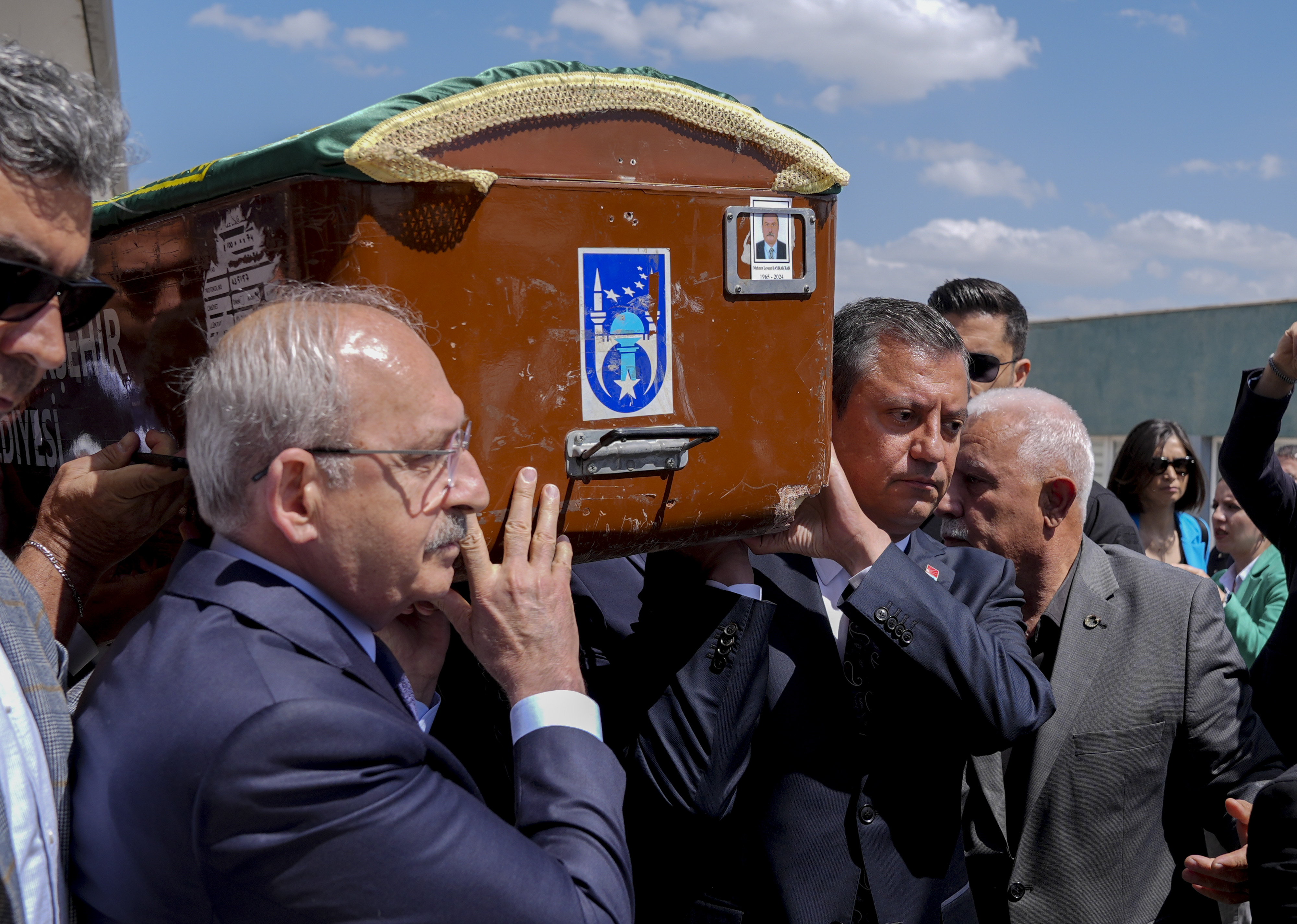 chp tbmm grup müdürü levent bayraktar'ın cenazesini kılıçdaroğlu ve özel birlikte omuzladı