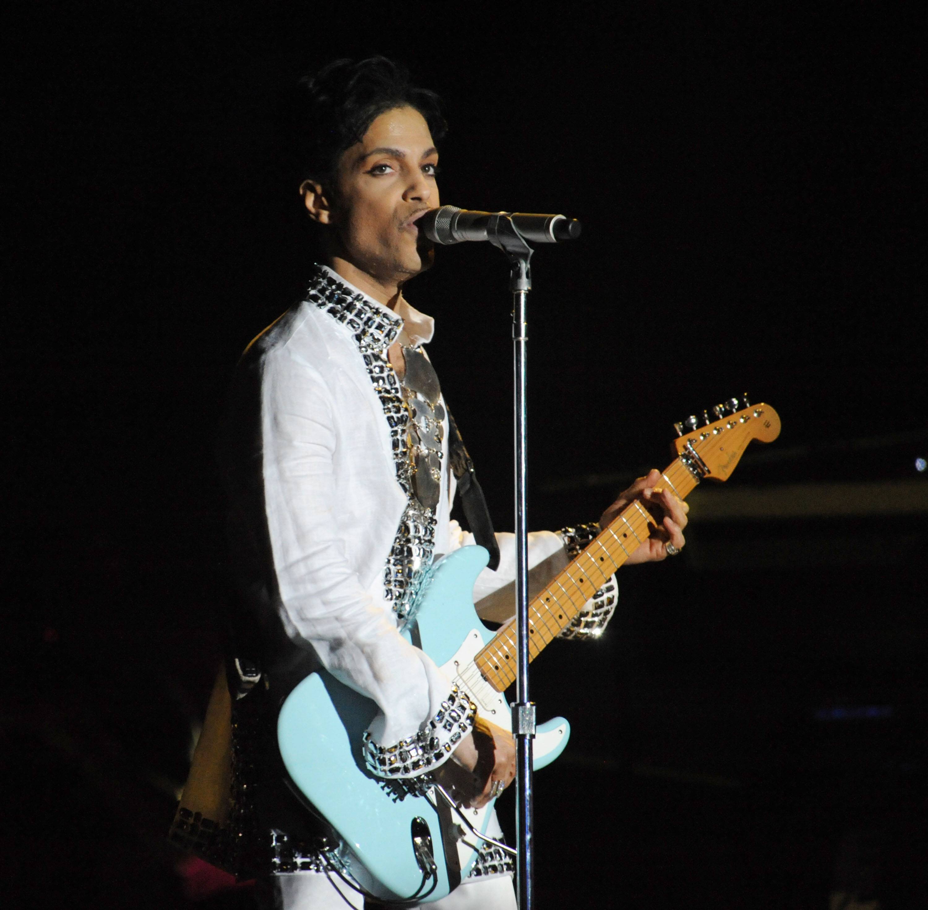 Nel 2016, il musicista Prince è morto senza testamento all'età di 57 anni, lasciando un patrimonio di 300 milioni di dollari. Dopo la morte di Prince, diverse persone hanno rivendicato il patrimonio, tra cui persone che sostenevano di essere i suoi figli e una moglie di cui non si avevano notizie. Queste richieste sono state respinte.