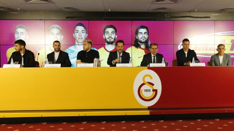 galatasaray'da 5 futbolcu için imza töreni