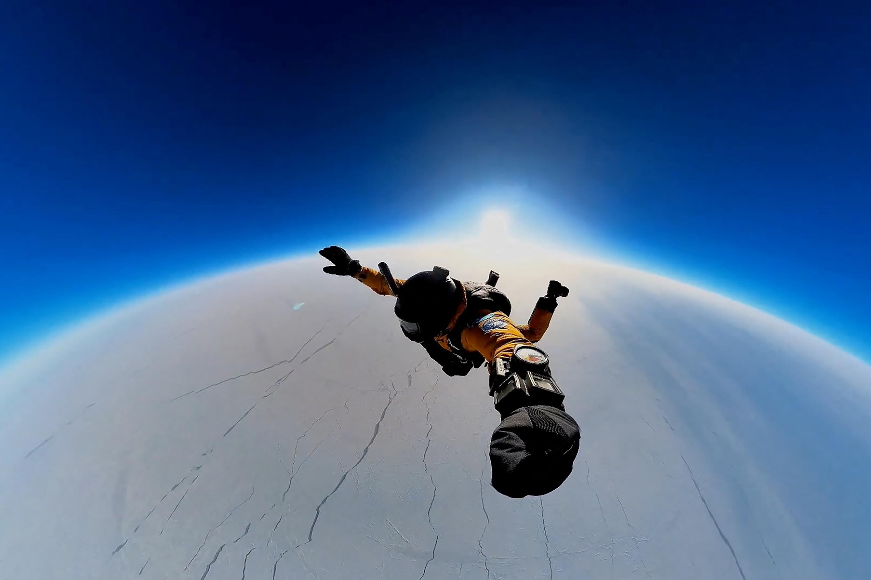 en images : un incroyable saut en parachute au-dessus du pôle nord