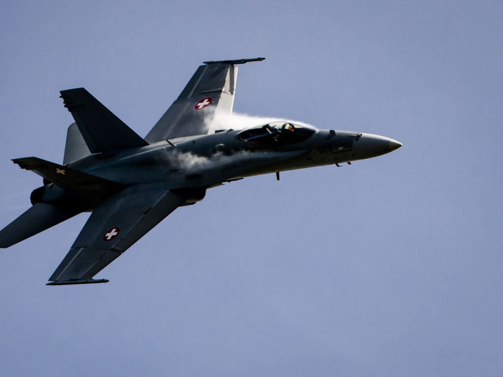 f/a-18-kampfjets fangen privatjet im luftraum über laufen bl ab