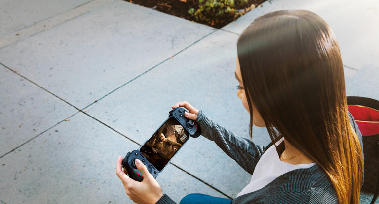 Razer's new Kishi Ultra controller bridges the gap between phone and tablet