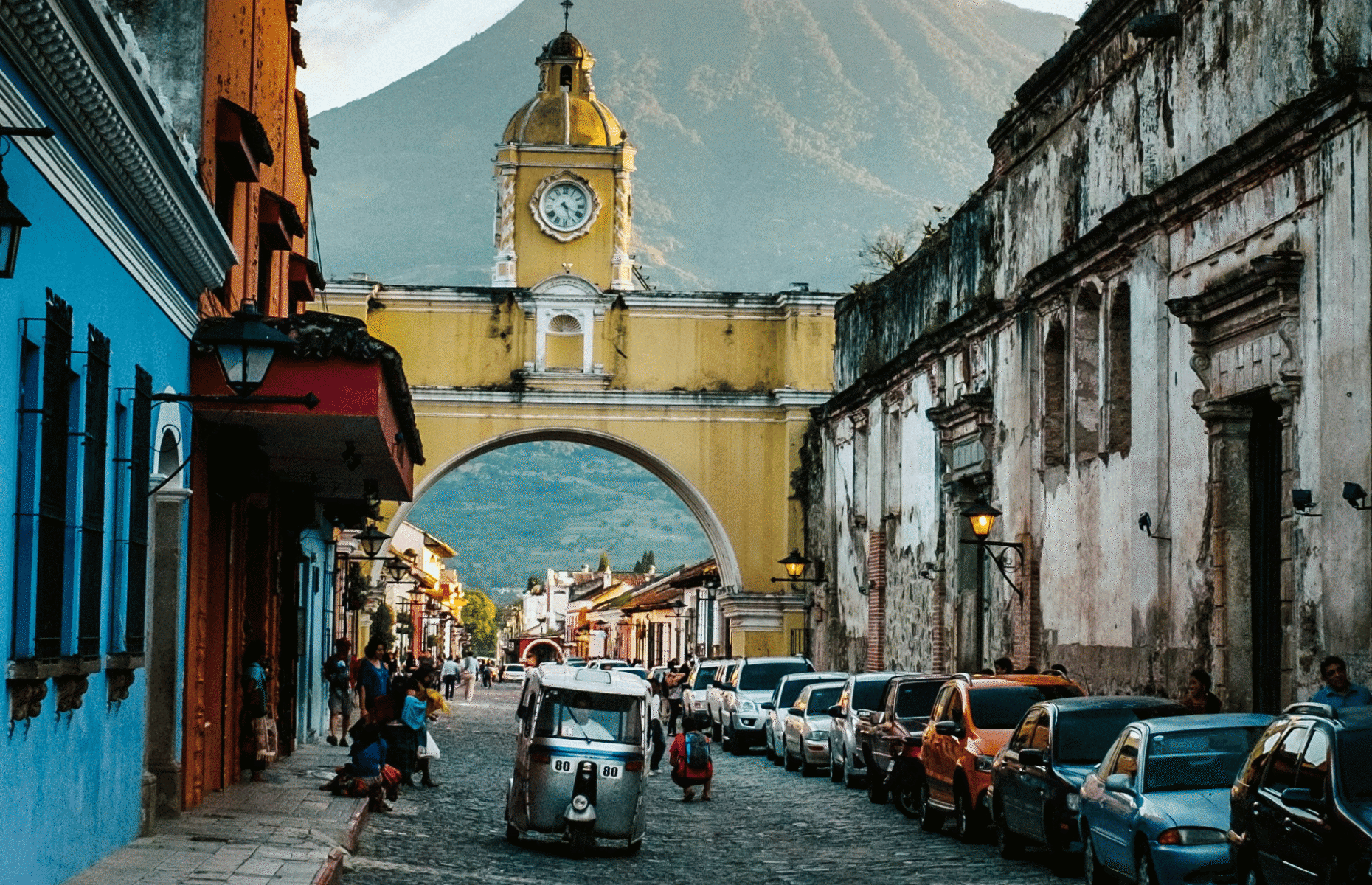 <p>À un jet de pierre de destinations plus touristiques comme le Nicaragua et le Costa Rica se trouve le <a href="https://www.enjoyguatemala.com/" class="CMY_Link CMY_Valid" rel="noreferrer noopener">Guatemala</a>, un pays dont la culture gagne à être mieux connue. Situé en Amérique centrale, le Guatemala est un pays polyvalent qui offre un peu de tout aux touristes. La ville d’Antigua est une pittoresque cité coloniale à l’ambiance décontractée, mais c’est aussi une mine d’or pour les amoureux de la nature au tempérament aventureux. Le célèbre lac Atitlán est également une destination populaire. Il est entouré de pics volcaniques et habité par des communautés mayas et des ruines. </p>